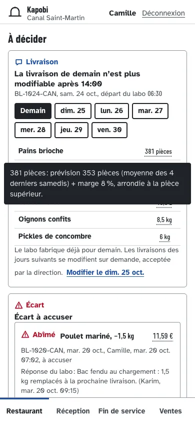 Sur le téléphone de la gérante, un nombre touché du doigt : sa ligne d’explication s’ouvre juste en dessous.